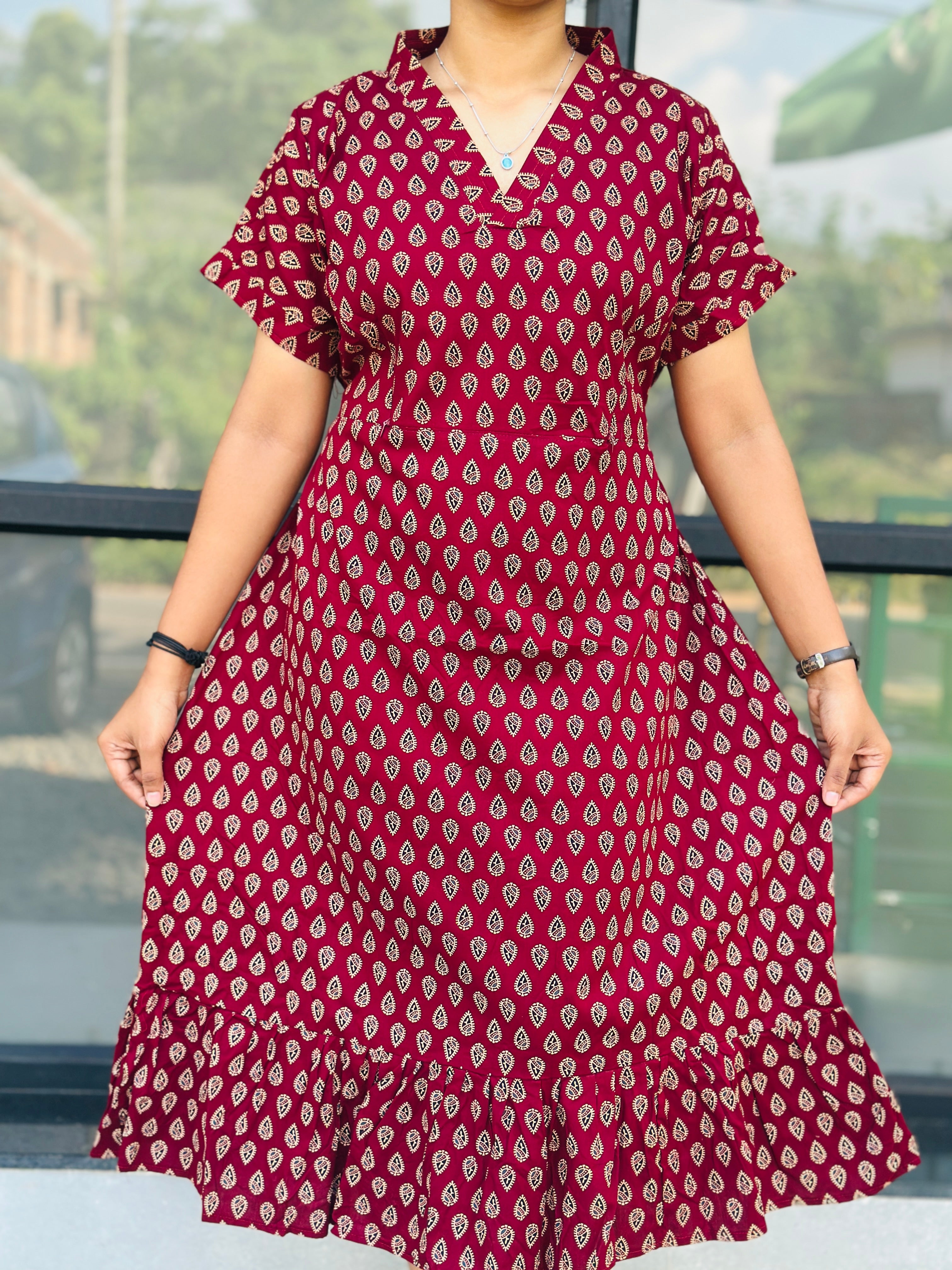 collar-neck non feeding frock