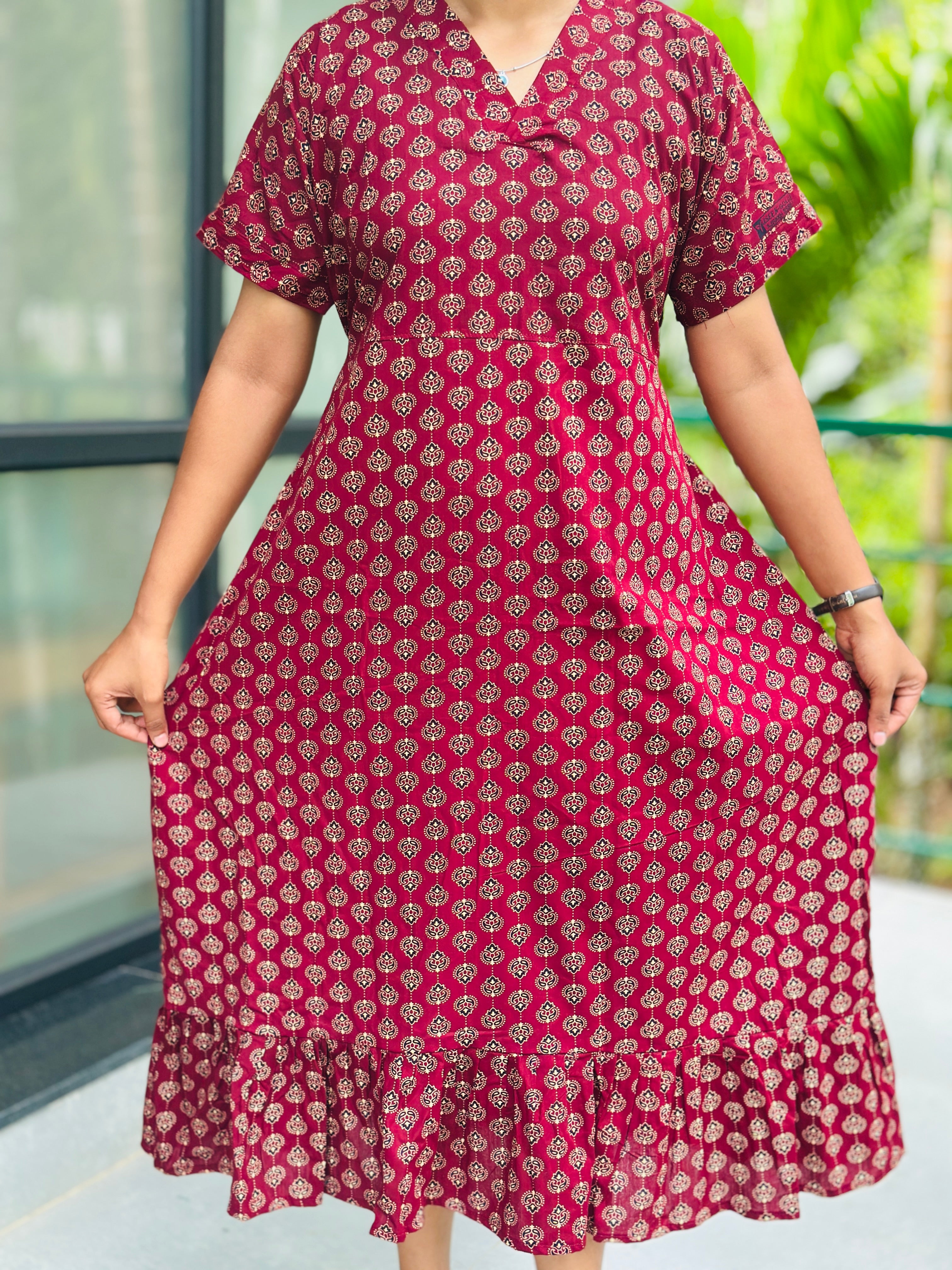 Collar neck feeding frock in free size