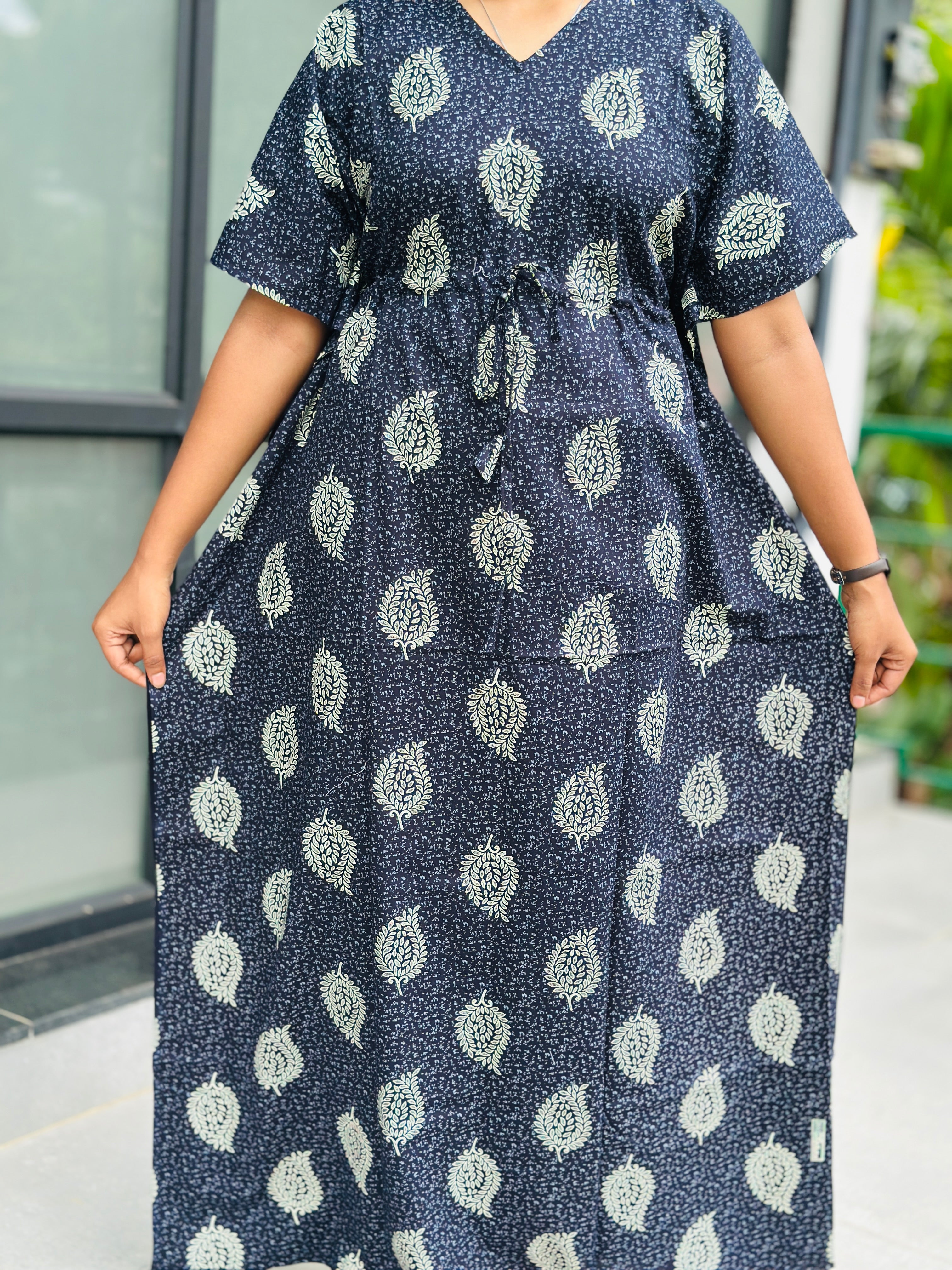 Leafy blue feeding kaftan